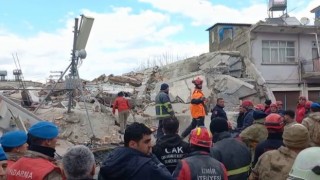 Osmaniyede hasar gören bina çöktü