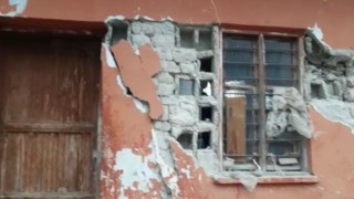 Osmaniyenin Kadirli ilçesinde deprem sonucu müstakil ev kullanılamaz hale geldi