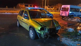 Otomobil aydınlatma direğine çarptı: 1 yaralı