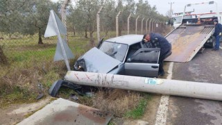 Otomobil elektrik direğine çarptı