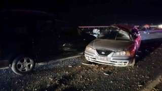 Otomobil ile ticari araç kafa kafaya çarpıştı: 2 yaralı