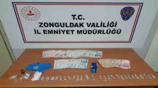 Otomobilin camını kırarak para çalan 2 şüpheli tutuklandı