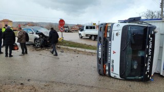 Otomobille çarpışan kamyon yan yattı