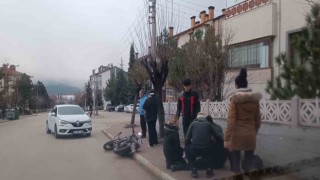 Otomobille çarpışan motosiklet sürücüsü yaralandı
