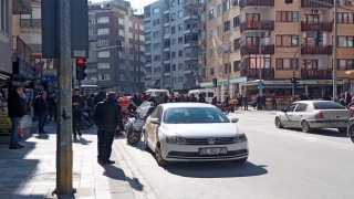 Otomobille çarpışan motosikletli kurye ağır yaralandı