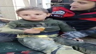 (Özel) 5 yaşındaki Muhammed enkazdan çıkarıldı, şaşkın bakışları kameraya yansıdı
