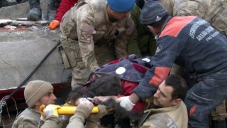 (Özel) 86 saat sonra önce oğlu sonra annesi kurtarıldı