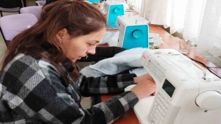 (ÖZEL) Depremzedeler için örüyorlar