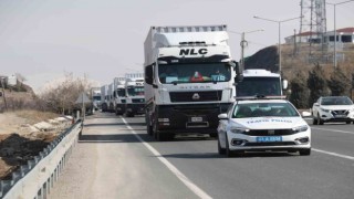 Pakistandan çıkan yardım tırları konvoy halinde görüntülendi