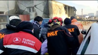 PAKUT enkazdan 3 kişiyi sağ olarak kurtardı