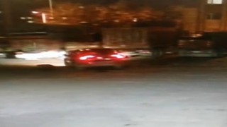 Park halindeki araçta patlama olunca camdan çıkıp kaçtılar