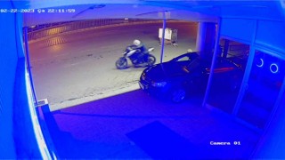Park halindeki motosikleti çalan şahıs kamerada