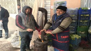 Pazar esnafı ısınabilmek için ateş yakıyor
