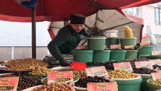 Pazar esnafı mor zeytin ve asma yaprağı salamurasının talep görmesinden memnun