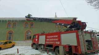 Pazaryeri itfaiyesinden buz mesaisi