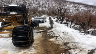 Pervaride mahsur kalan araçlar, Şirvanda köy koruyucuları kurtarıldı