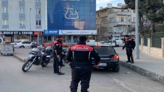 Polis uygulamasından kaçmaya çalışan araçtan silah çıktı