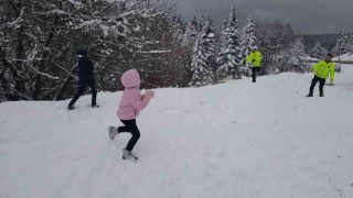 Polisler, iki kardeşin kar topu eğlencesine ortak oldu