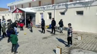 Polislerden depremzede çocuklara moral