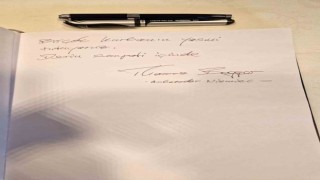 Polonyalı yetkililer Varşova Büyükelçiliğinde taziye defterini imzaladı