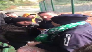 Rakip takımın taraftarına mandalina ikram ettiler