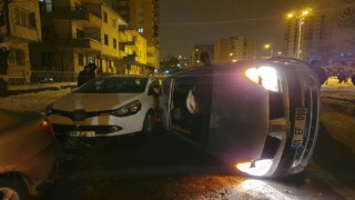 Refüje çarpan otomobil park halindeki aracın üzerine devrildi