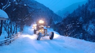 Rize İl Özel İdaresi ekipleri deprem bölgesinde kara takılan yardım araçları için seferber oldu