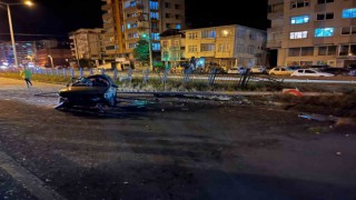 Rizede aydınlatma direğine çarpan araç takla attı: 2 yaralı