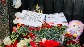 Rus halkı, Türk Büyükelçiliğine karanfil bıraktı