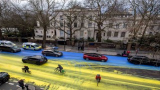 Rusyanın Londra Büyükelçiliğinin önündeki yol Ukrayna bayrağı renklerine boyandı