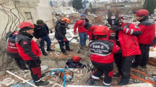SAK-E deprem bölgesinde arama kurtarma faaliyetlerini aralıksız sürdürüyor