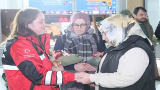 SAK-E havalimanında çiçeklerle karşılandı