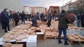 Salihliden deprem bölgesine on binlerce ekmek gönderildi