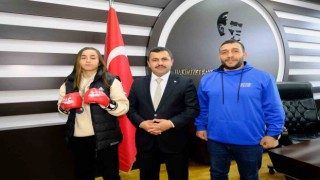 Şampiyon sporcu başarısını Başkan Yalçın ile paylaştı