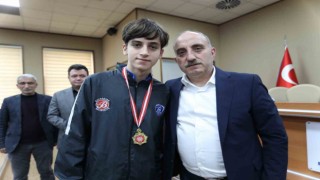 Şampiyon takım kupayı Başkan Fevzi Kılıçtan aldı