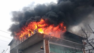 Samsunda apartmanın çatı katı alev alev yandı