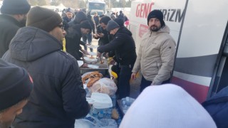 Samsunda eğitim camiasından depremzedelere sıcak yemek