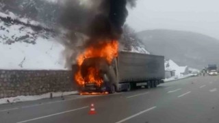Samsunda motor yağı yüklü tır alev alev yandı