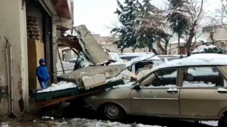 Şanlıurfada çöken tentenin altında kalan araçlar hasar gördü
