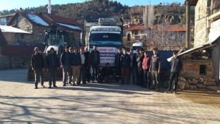 Şaphaneden deprem bölgesine 2 kamyon odun