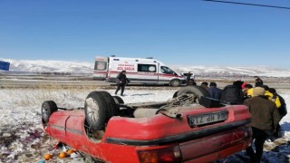 Şarampole devrilen otomobilde 5 kişi yaralandı.
