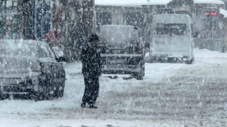 Sarıkamışta yoğun kar yağışı etkili oluyor