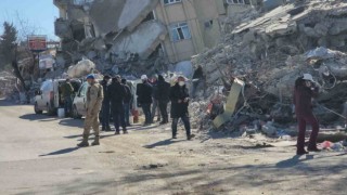 Savcıların gözetiminde yıkılan binalardan karot ve demir örnekleri alınıyor