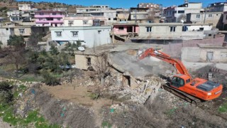 Şehitkamildeki ağır hasarlı yapıların yıkımına başlandı