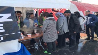 Selçuk Belediyesi Malatyada yemek ve sosyal market çadırı kurdu