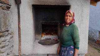 Selendilide kadınlar depremzedeler için ekmek yapıyor