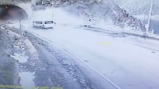Servis aracının heyelan altında kaldığı görüntüler ortaya çıktı
