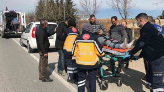 Seyir halindeki beton pompası kamyonu devrildi, 2 kişi yaralandı