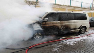 Seyir halindeki ticari araç, alev topuna döndü