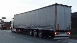 Seyir halindeki tıra çarpan otomobil yan yola savruldu: 1i çocuk 3 yaralı
